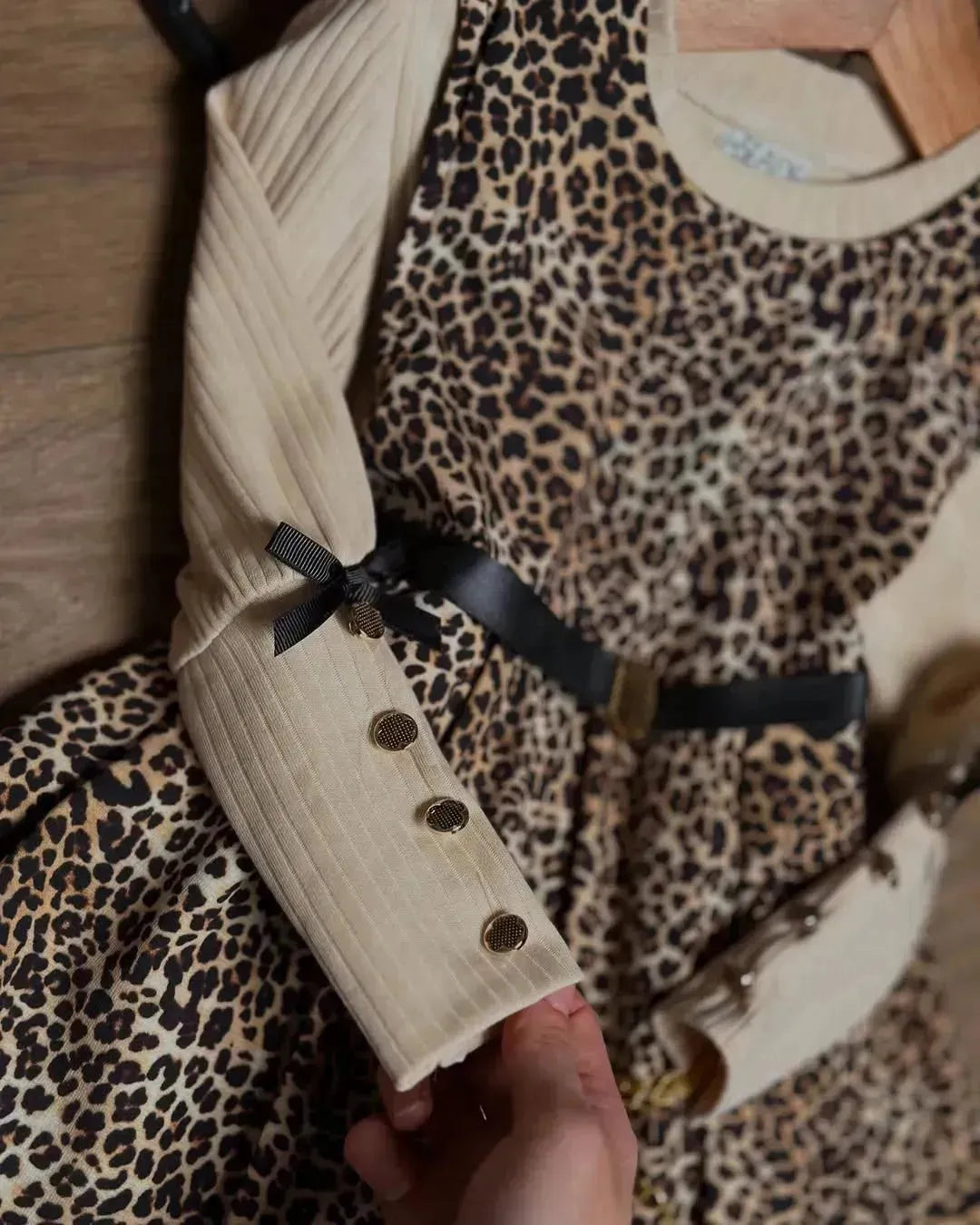 فستان بناتي فاخر بطبعة الفهد مع حقيبة عصرية