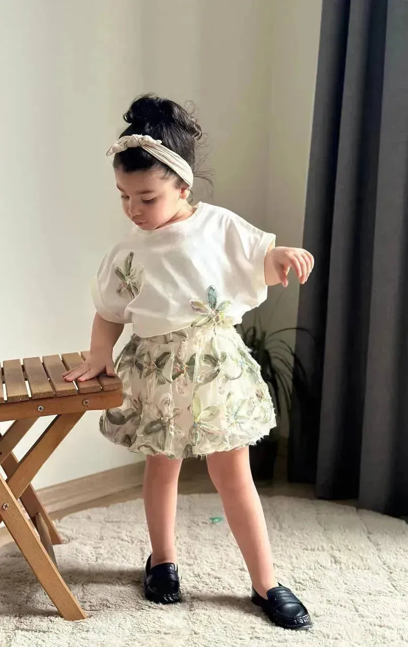 طقم تنورة مزين بزهور للبنات – أناقة ناعمة