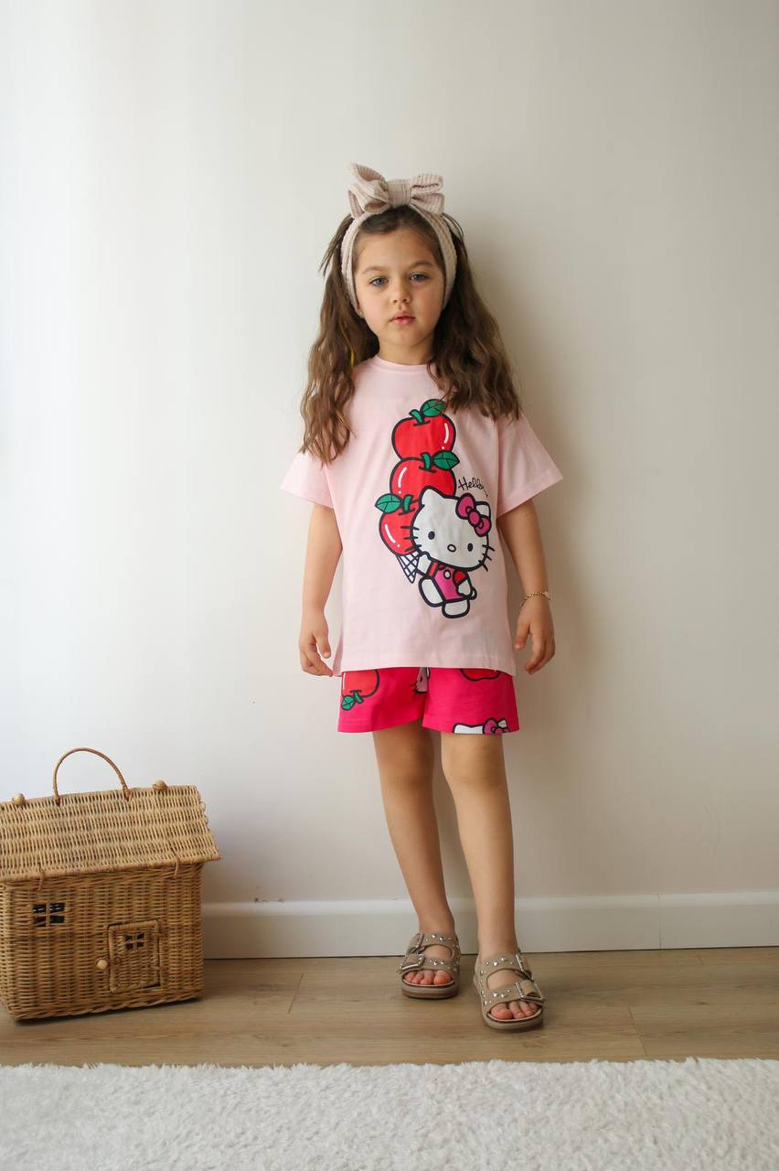زي HELLO KITTY بلمسة الكرز