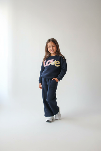 طقم LOVE للبنات - أناقة للجميلات فقط