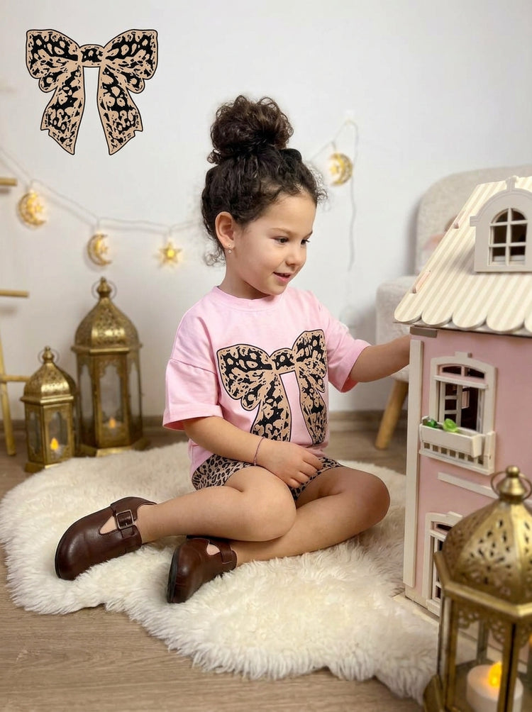 LITTLE DIVA – إطلالة فهد وردية مميزة
