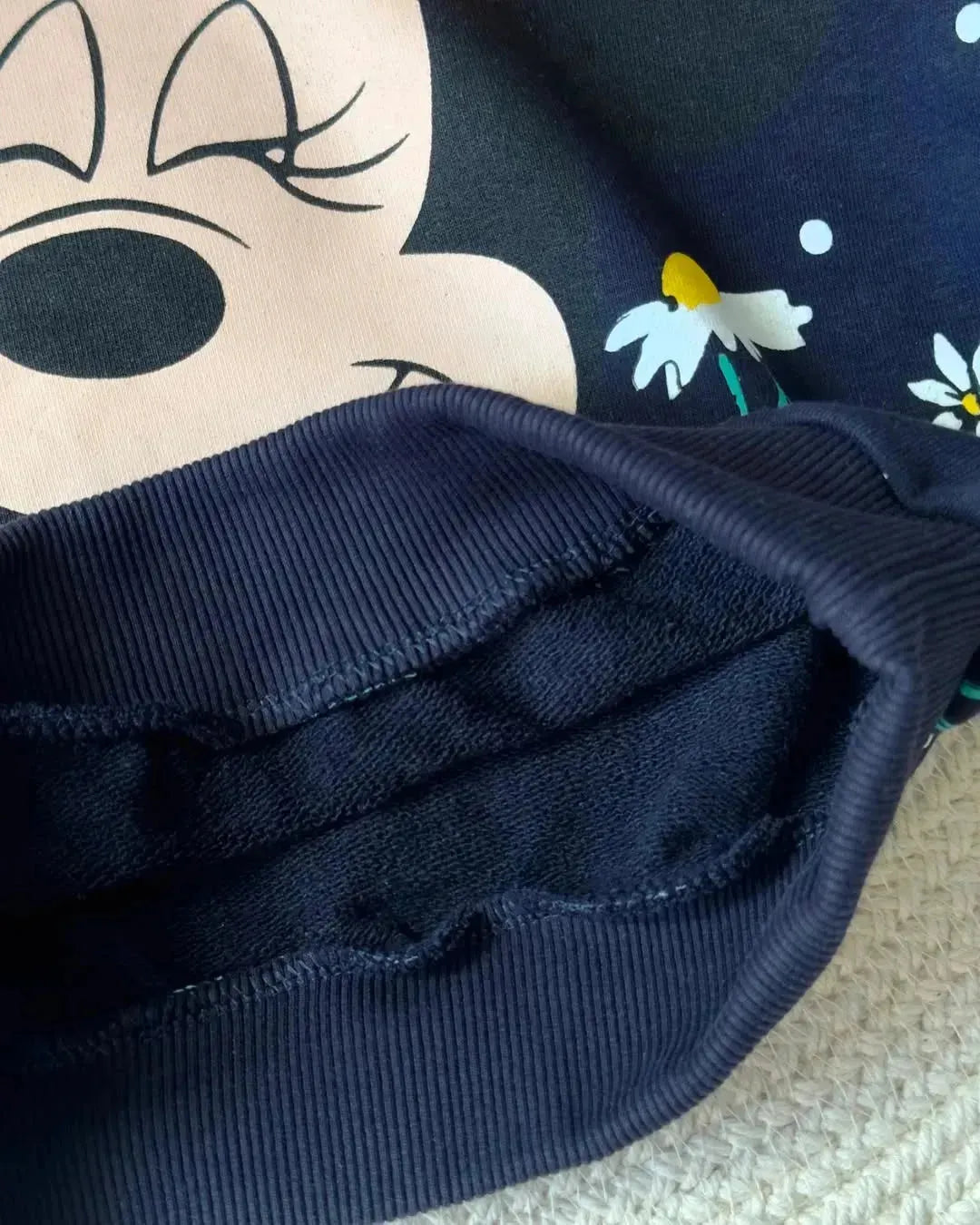 طقم Minnie Mouse أسود شتوي للبنات – صورة 4
