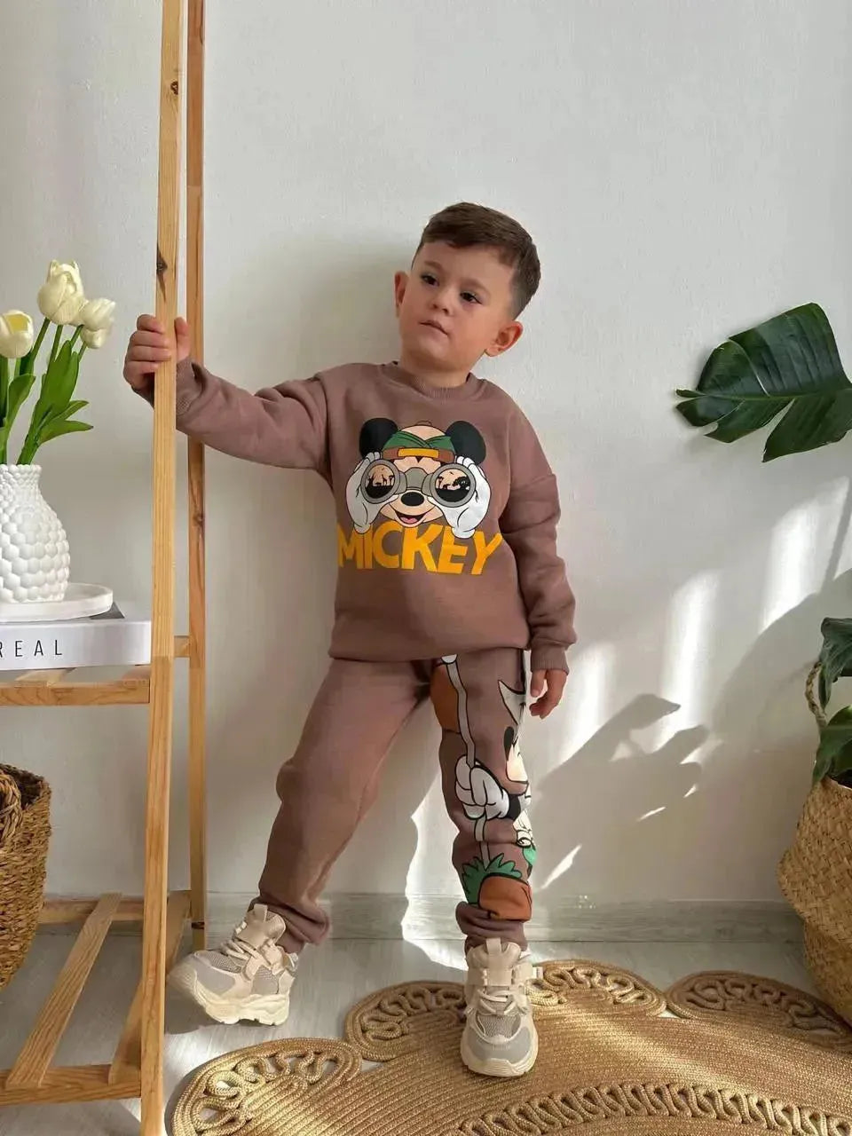 طقم ميكي ماوس بني – متعة وراحة – تفاصيل المنتج