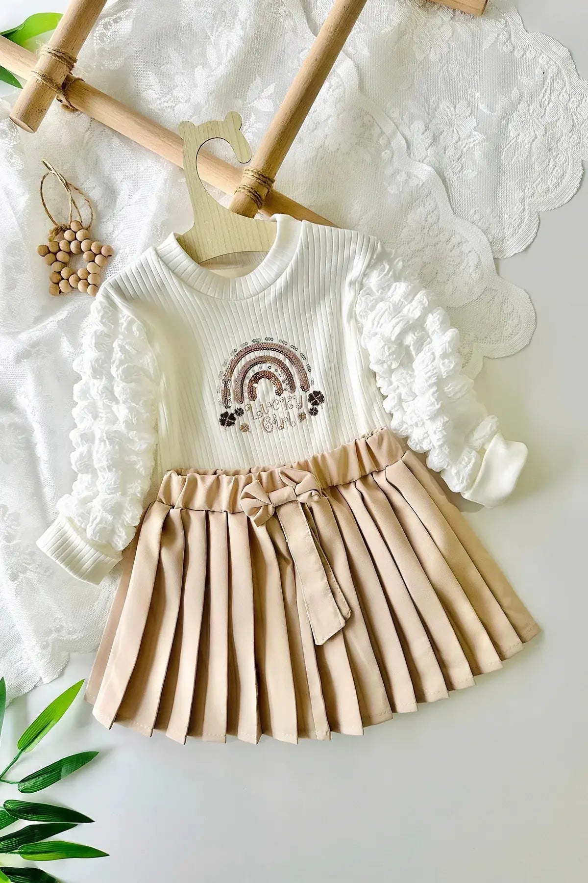 طقم بناتي أنيق بأكمام مكشكشة – ملابس بنات من بامبي