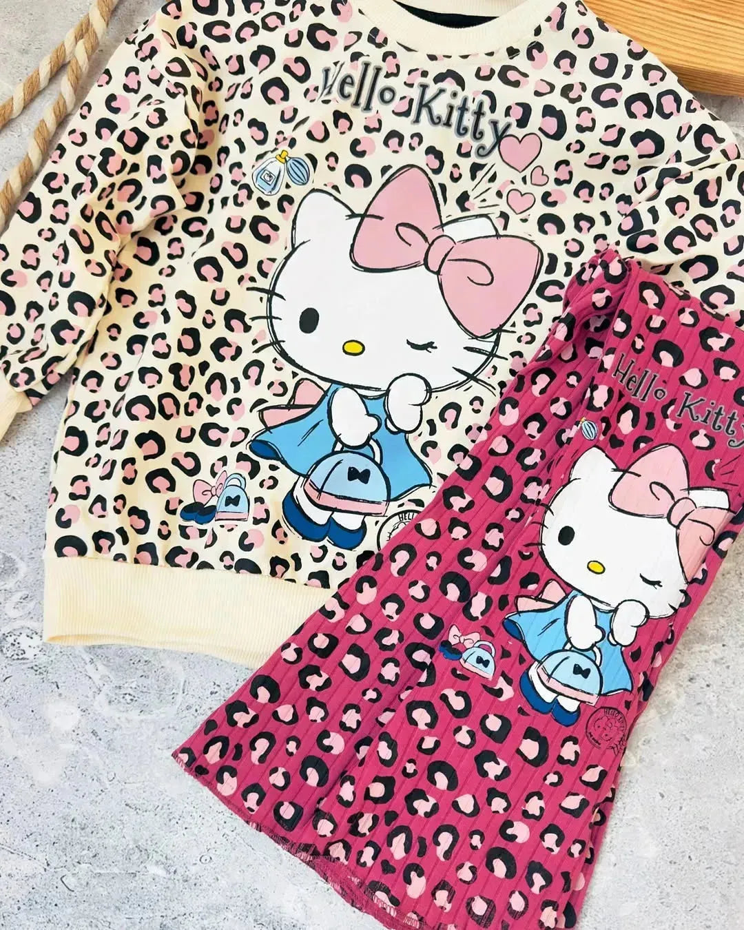 طقم Hello Kitty – إطلالة مميزة للبنات – زاوية إضافية